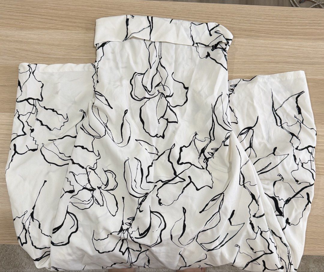 Summer Tube Dress (Category: Dresses) located in Makati City. Submitted by declutterwithella (Listing ID 1445617975, Image 3). Description: Bought from 🍊 Free size A bit see through No flaws, used only once.