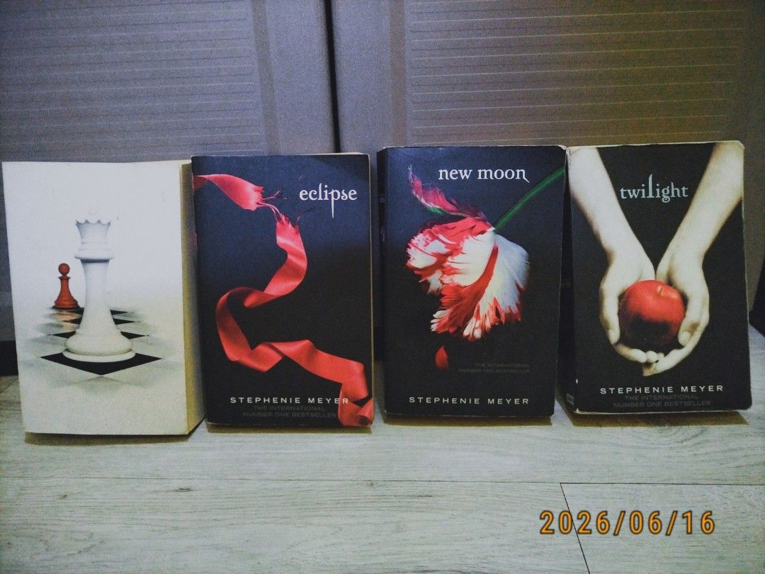 Twilight Saga Books (Category: Storybooks) located in Dasmarinas. Submitted by calmbear. (Listing ID 1445644034, Image 2). Description: Complete Twilight Saga book series by Stephenie Meyer -Well taken care of 💓 - Some yellowing and tanning present - Feel free to ask questions po~ RFS: reallyy need funds po 🙇‍♀️.