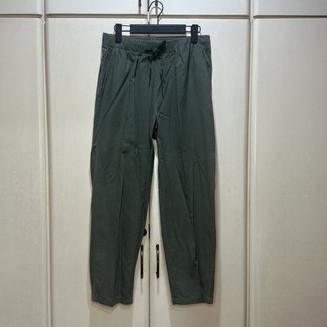Uniqlo - Cotton Relaxed Ankle Pants (Category: Other Bottoms) located in Muntinlupa City. Submitted by pickjes (Listing ID 1445653056, Image 1). Description: Brand: Uniqlo Color: Green Size: Medium Details - Gently tapered silhouette for versatile styling from dressy to casual. - Sleek ankle length. - Fit: Relaxed - Silhouette: Tapered - With Pockets - Material: 100% Cotton Condition: Lightly used, max 4 times. No flaws. RFS: Decluttering FAST SH