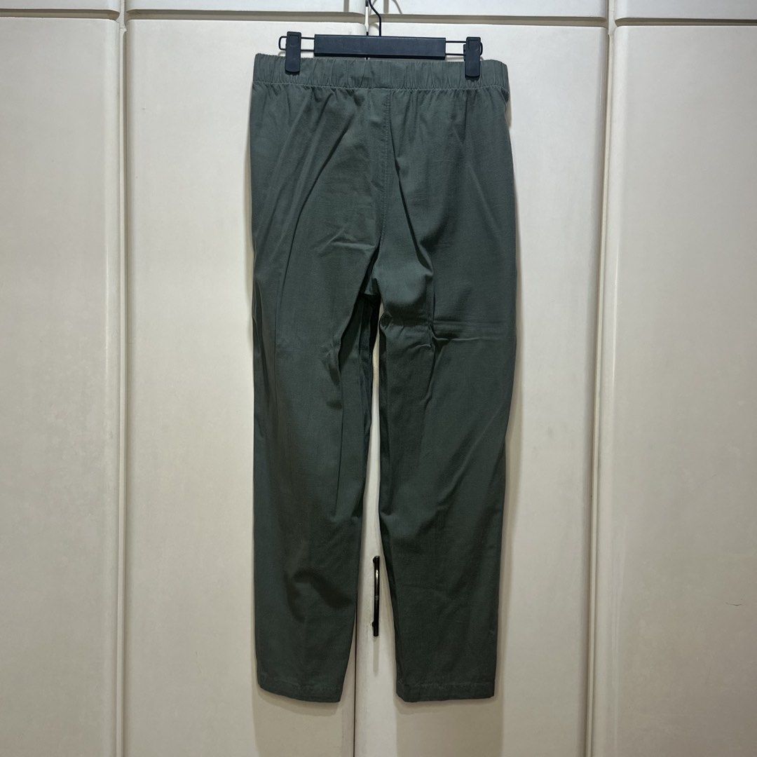 Uniqlo - Cotton Relaxed Ankle Pants (Category: Other Bottoms) located in Muntinlupa City. Submitted by pickjes (Listing ID 1445653056, Image 3). Description: Brand: Uniqlo Color: Green Size: Medium Details - Gently tapered silhouette for versatile styling from dressy to casual. - Sleek ankle length. - Fit: Relaxed - Silhouette: Tapered - With Pockets - Material: 100% Cotton Condition: Lightly used, max 4 times. No flaws. RFS: Decluttering FAST SH