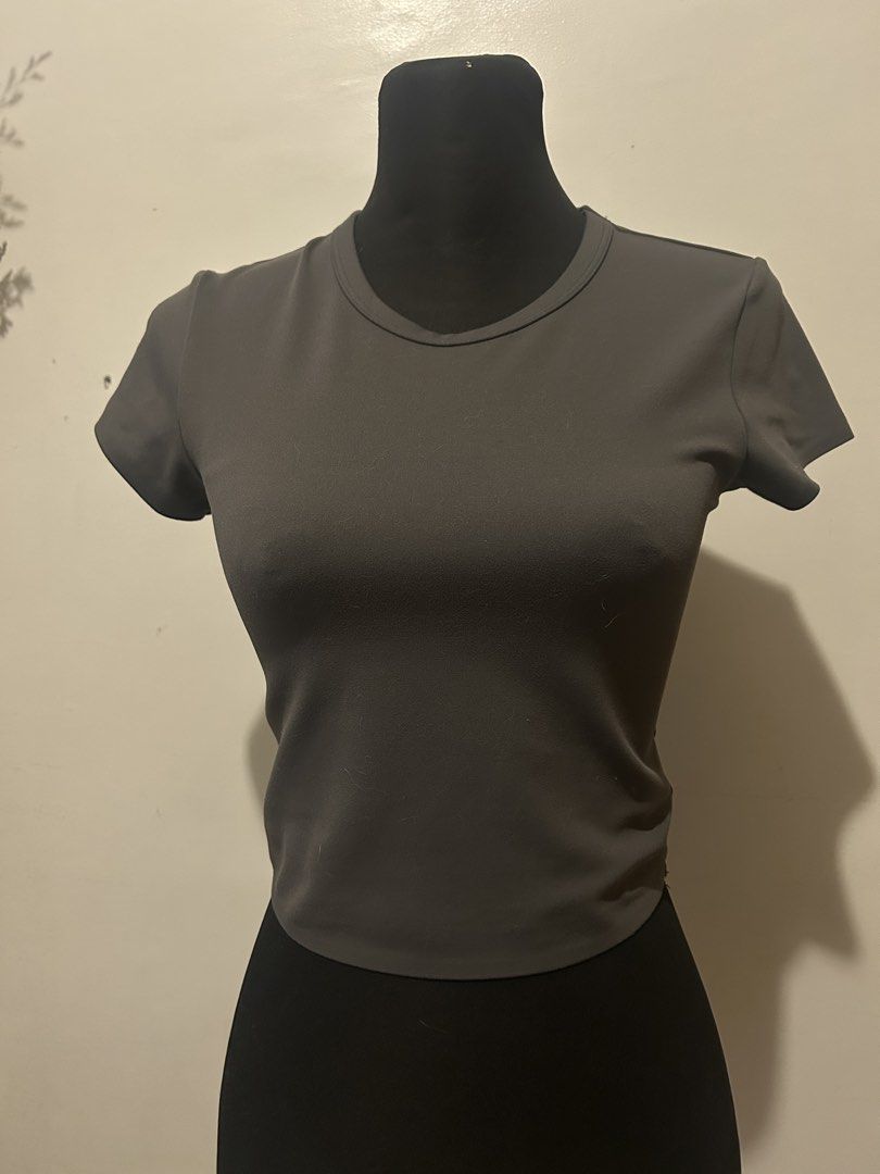 UNIQLO dark grey baby tee (Category: Shirts) located in Manila. Submitted by hiddenhangersph (Listing ID 1445709735, Image 3). Description: .
