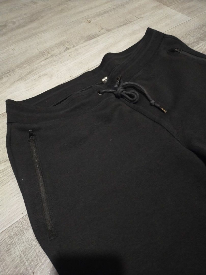 Uniqlo Dry Stretch Sweat Pants (Category: Joggers) located in Bacoor. Submitted by cavithrifts (Listing ID 1445651723, Image 3). Description: UNIQLO DRY STRETCH SWEAT PANTS - Size: Large - Waist: 33-36 - Length: 39 - Condition: Good - Comfortable black joggers - Drawstring waist for a perfect fit - Two zip pockets on the front - One zip pocket on the back - Cuffed ankles for a snug feel - Ideal for lounging, workouts, and daily wear.