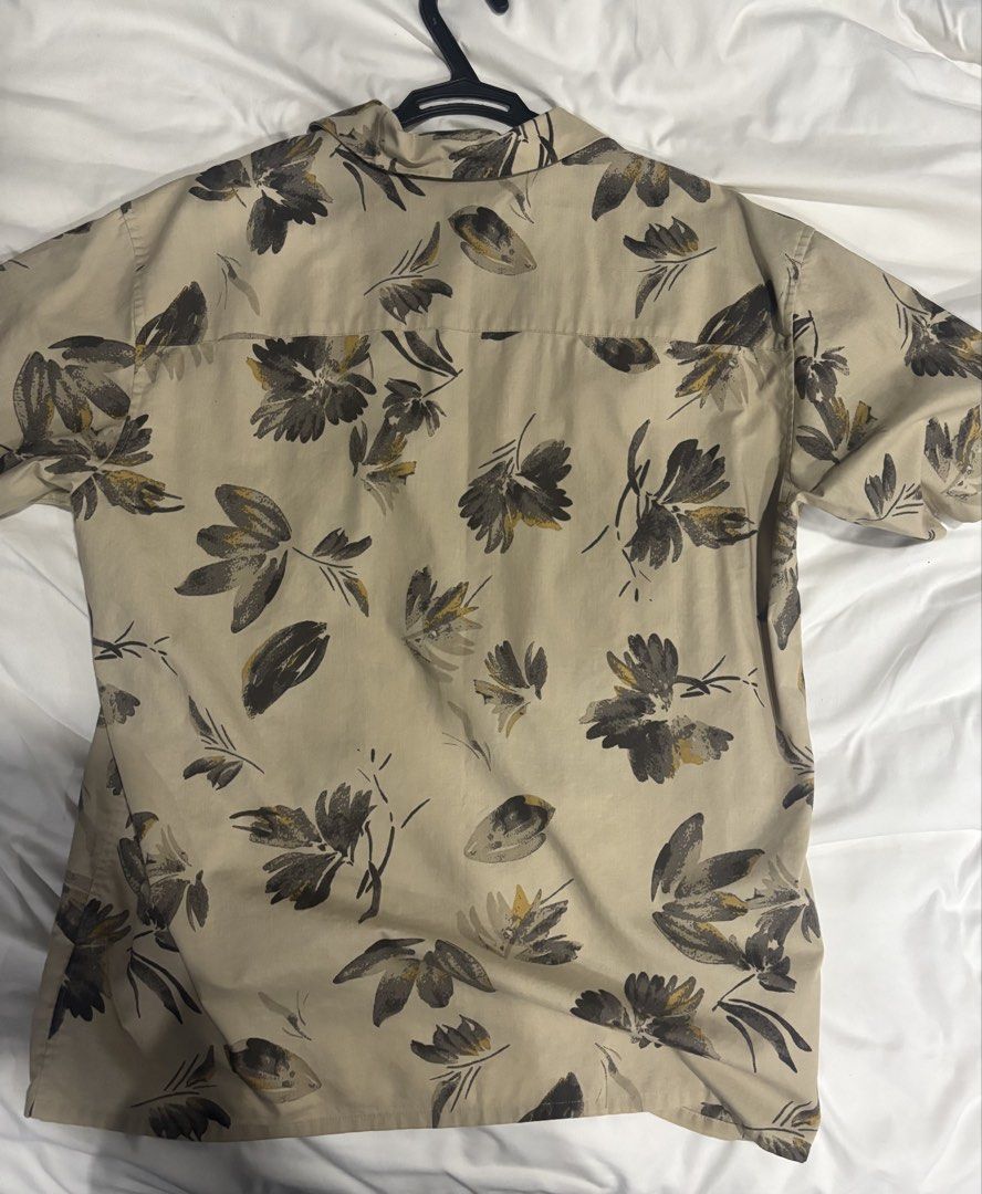 Uniqlo polo (Category: Formal Shirts) located in Manila. Submitted by junjun_jomar (Listing ID 1445651726, Image 2). Description: .