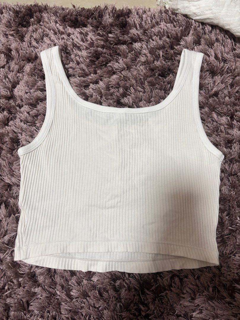 Uniqlo White Tank Top (Category: Sleeveless) located in Quezon City. Submitted by jjccly (Listing ID 1445735144, Image 2). Description: size small on tag has minimal yellowing in underarm (barely visible)(see last pic) rfs: decluttering mop gcash mod lalamove loc qc.