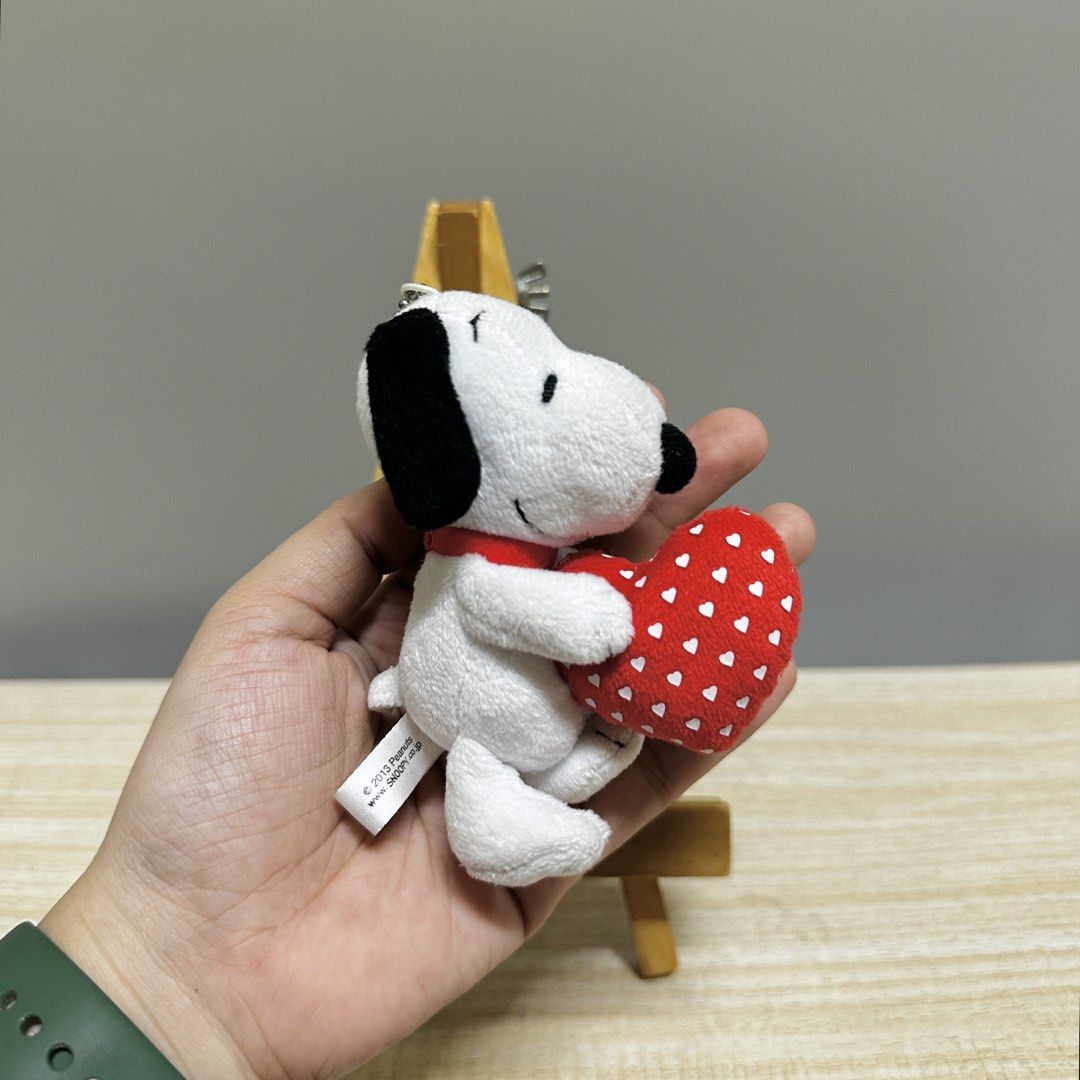 USJ/Universal Studios Japan Snoopy with Heart Plush Charm 9.5cm - Php 250 (Category: Plushies & Soft Toys) located in Davao. Submitted by pandorastoybox (Listing ID 1445765115, Image 3). Description: USJ/Universal Studios Japan Snoopy with Heart Plush Charm 9.5cm - Php 250.
