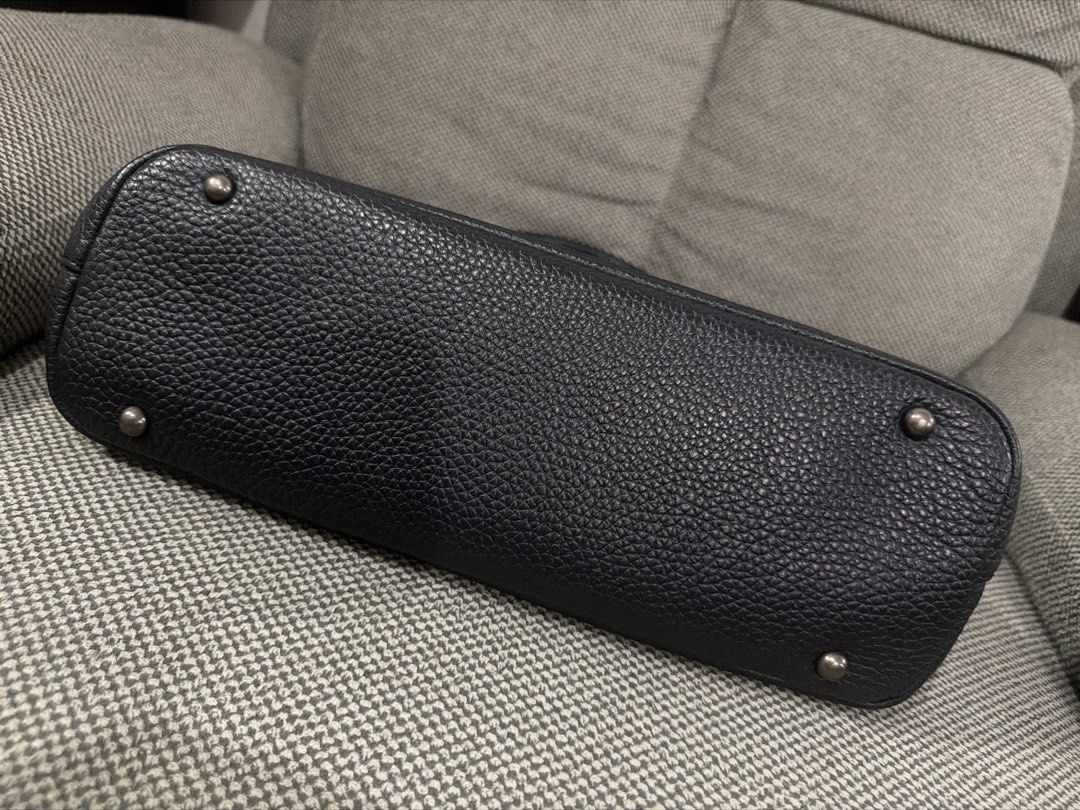 Vera Wang Alma Bag (Category: Cross-body Bags) located in Manila. Submitted by mycloset_saab (Listing ID 1445620252, Image 3). Description: Selling my preloved Vera Wang Alma Bag Fixed price Genuine pebbled leather in gunmetal hardware Perfect everyday office/work bag Please no to low ballers. I will send photos of the item before closing the deal with sure buyers. I don't do third party transactions, only to direct buyers only..