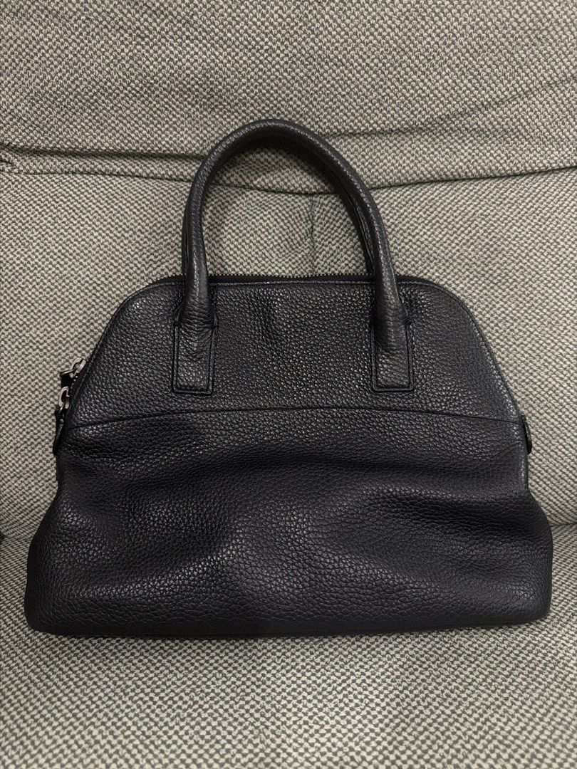 Vera Wang Alma Bag (Category: Cross-body Bags) located in Manila. Submitted by mycloset_saab (Listing ID 1445620252, Image 2). Description: Selling my preloved Vera Wang Alma Bag Fixed price Genuine pebbled leather in gunmetal hardware Perfect everyday office/work bag Please no to low ballers. I will send photos of the item before closing the deal with sure buyers. I don't do third party transactions, only to direct buyers only..