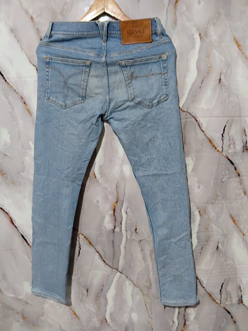 VERSACE DENIM JEANS W30 L38 (Category: Jeans) located in General Mariano Alvarez. Submitted by adonid (Listing ID 1445681350, Image 2). Description: VERSACE DENIM JEANS ORIGINAL DENIM JEANS NORMAL SIGN OF USAGE ONLY NO ISSUE SIZE W30 L38.