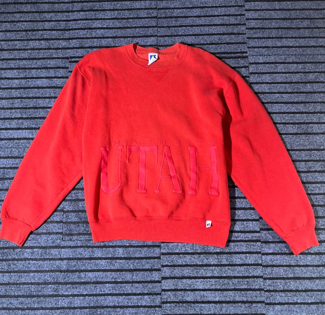 Vintage 90s Russel Athletic Sweater (Category: Coats, Jackets and Outerwear) located in Sariaya. Submitted by anemoia.qp (Listing ID 1445680805, Image 1). Description: W21 L26 Dot Stain on left sleeve.