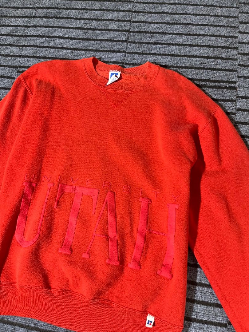 Vintage 90s Russel Athletic Sweater (Category: Coats, Jackets and Outerwear) located in Sariaya. Submitted by anemoia.qp (Listing ID 1445680805, Image 2). Description: W21 L26 Dot Stain on left sleeve.