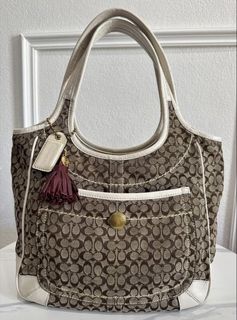 (Category: ) located in . Submitted by byjulietvintage (Listing ID 1445609749, Image 1). Description: .