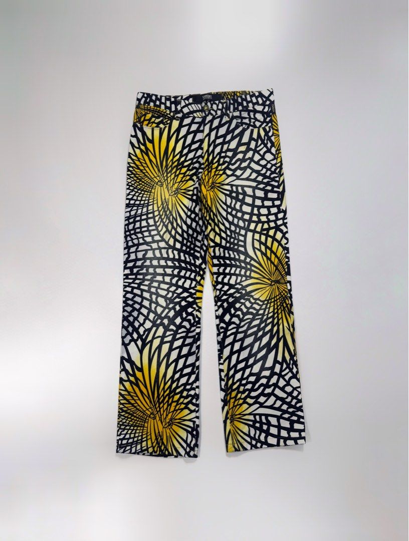 vintage versace jeans (Category: Jeans) located in Kapangan. Submitted by keythsgs74798 (Listing ID 1445782650, Image 1). Description: .