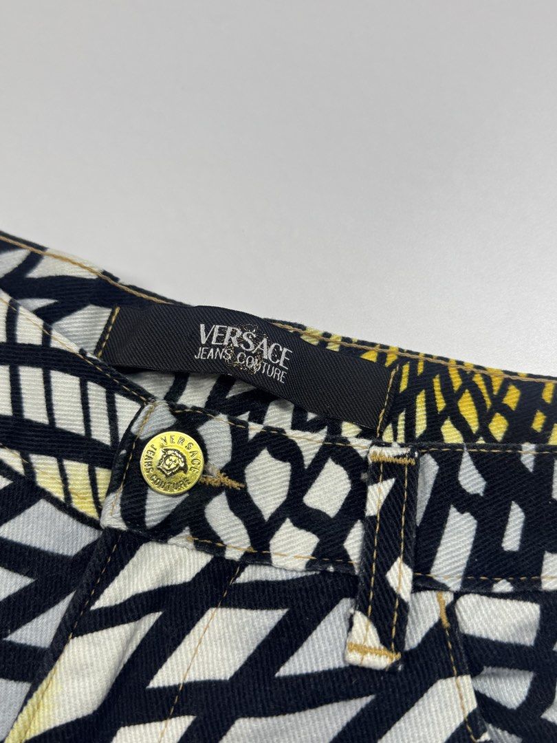 vintage versace jeans (Category: Jeans) located in Kapangan. Submitted by keythsgs74798 (Listing ID 1445782650, Image 3). Description: .