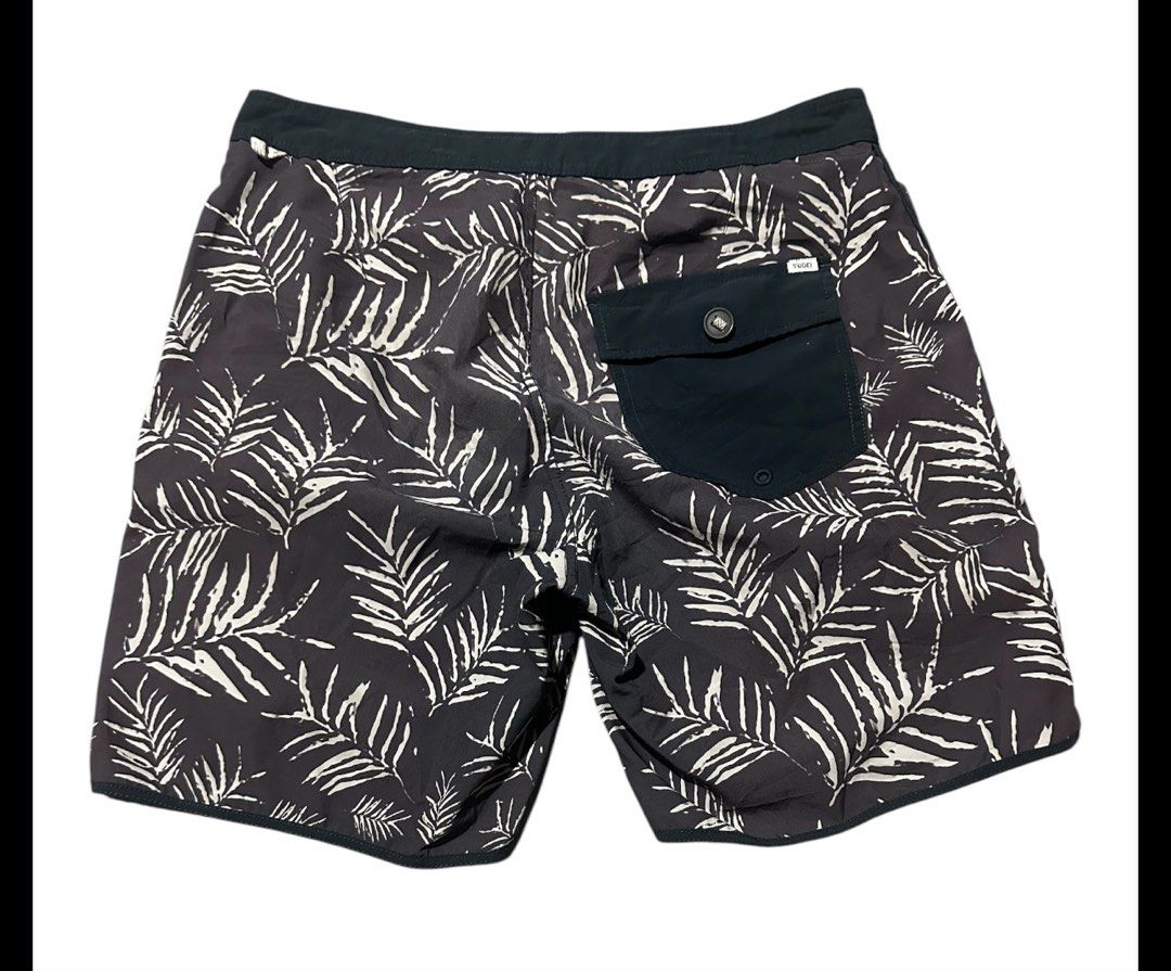 Vuori Cruise Boardshort size medium (Category: Activewear) located in Iba. Submitted by xooperfindslb (Listing ID 1445700823, Image 3). Description: Vuori Cruise Boardshort size medium Dimes: 33 inches waist(medium) Good condition No issue.