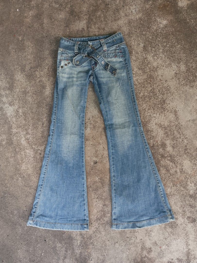 Y2k Decade low rise bell bottom washed jeans (Category: Jeans) located in Davao. Submitted by hisdef (Listing ID 1445726237, Image 1). Description: Garage bell bottom washed jeans Condition- lightly used issue- none Dimensions in inches waistline-27 front rise-7.5 outseam/length-38 inseam-31 thigh-10 knee-7.5 hem-12 5.