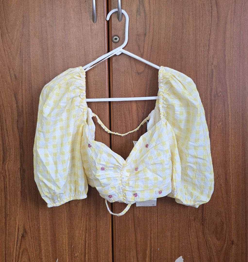 Brandnew Zara Yellow Gingham Puff Sleeve Crop Top (Category: Blouses) located in Urdaneta. Submitted by kcasi (Listing ID 1445693572, Image 3). Description: Medium on tag Brandnew no flaws Cute and flattering!✨️.