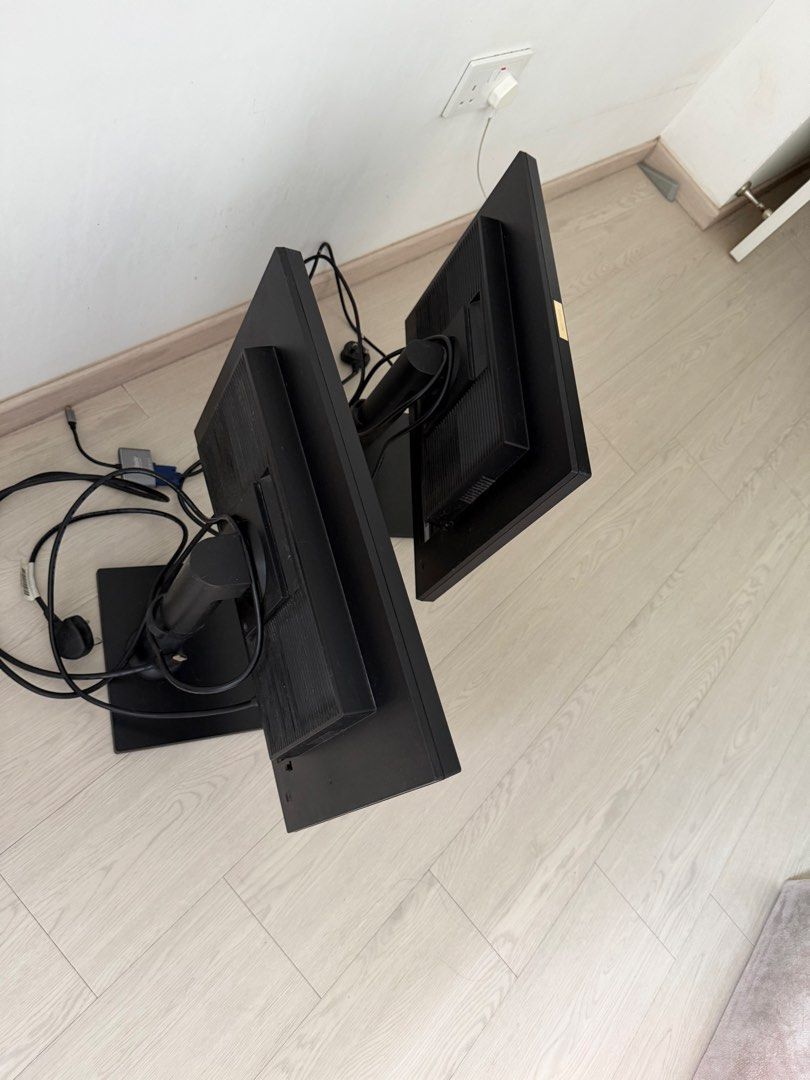 2 x Samsung Computer Monitors491745468210237443