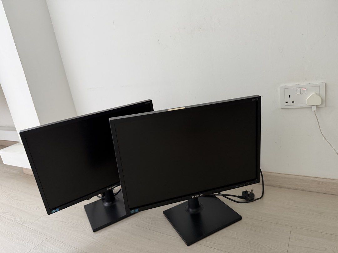 2 x Samsung Computer Monitors491745468210237442
