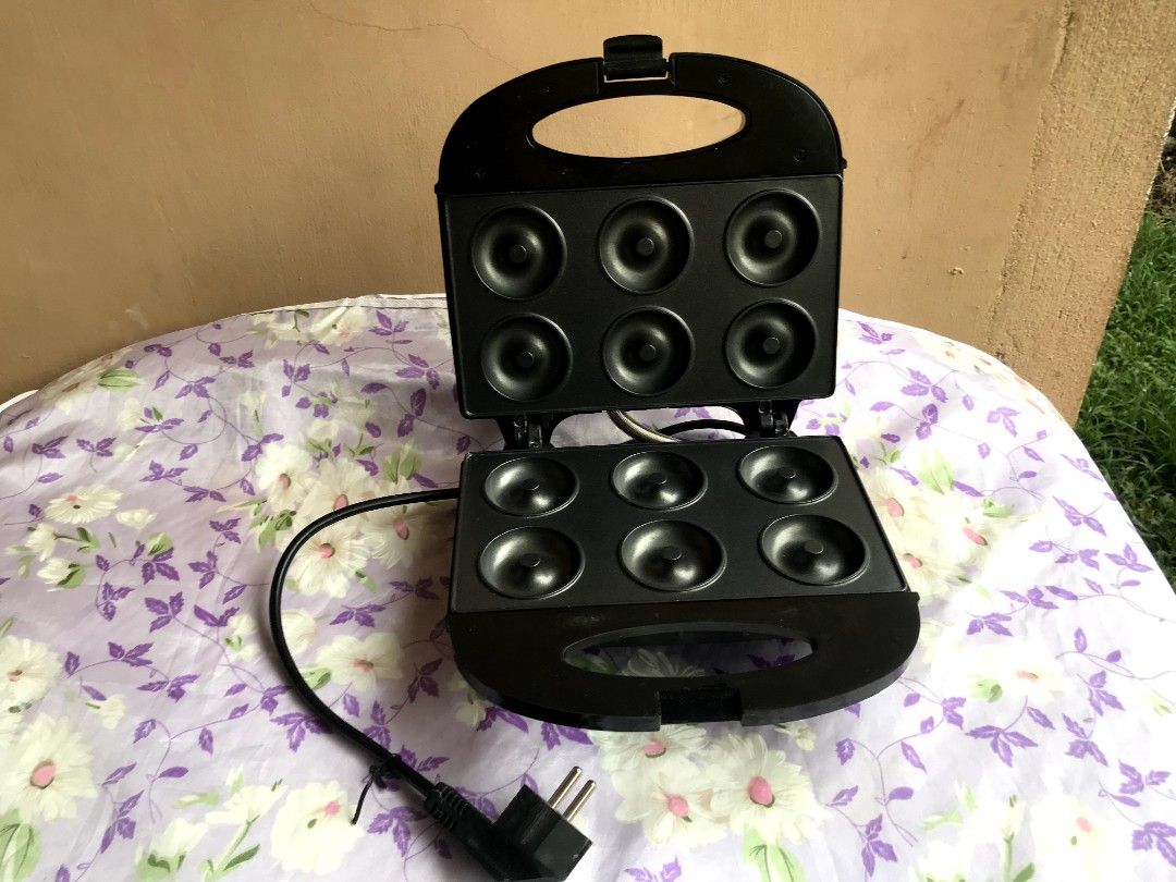 6 holes Mini Donut Maker (Category: Cookware & Accessories) located in Torrijos. Submitted by thebargainbarn (Listing ID 1445881598, Image 3). Description: Used but in good working condition. Heats up properly and makes 6 mini donuts at a time. No box included. Cleaned and ready to use. RFS: Decluttering 350 (Fixed price) Location: MARINDUQUE (Keri ng J&T ito, I'll make sure po na safe packaging siya for delivery) MOP: Gcash Courier: J&T Sf shoul