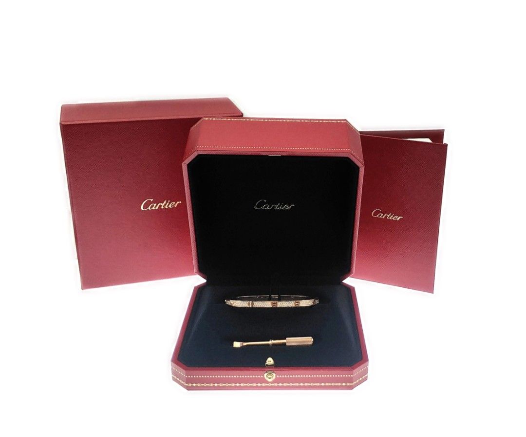 カルティエ Cartier LOVE 小型款 鋪鑲鑽石 手鐲 Size18 | 官方推薦店·折扣優惠 （分類：飾物及配件）位於 Hong Kong。 由 jacky_appraiser_hk 提交（商品編號 1445935356，圖片 2）。簡介： LOVE 系列於 1969 年在紐約誕生，現已成為全球標誌。 這一切都始於第一個創作，即由珠寶大師 Aldo Cipullo 設計的黃金 LOVE 手鐲。 自問世以來，LOVE 手鐲為本世紀一些最具代表性的情侶手腕增光添彩， 該系列現已擴展至包括各種手鐲、戒指、項鍊和耳環，並以鑽石裝飾詮釋獨特的情感表達。 鎖住你的愛，直到永遠。 官網新款售價：HK$228,000 品牌：Cartier 系列：Love 名稱：窄版 滿天星 材質：750玫瑰金 尺寸：18 寬度：3.65毫米 配件：螺絲批／全球聯保證書 產品型號：N6710718 安心保障：專屬陪驗認證服務 商品狀況：極佳 (可參考新舊評級) 新舊程度評級 全新：從未戴過（未拆包裝） 極佳：非常