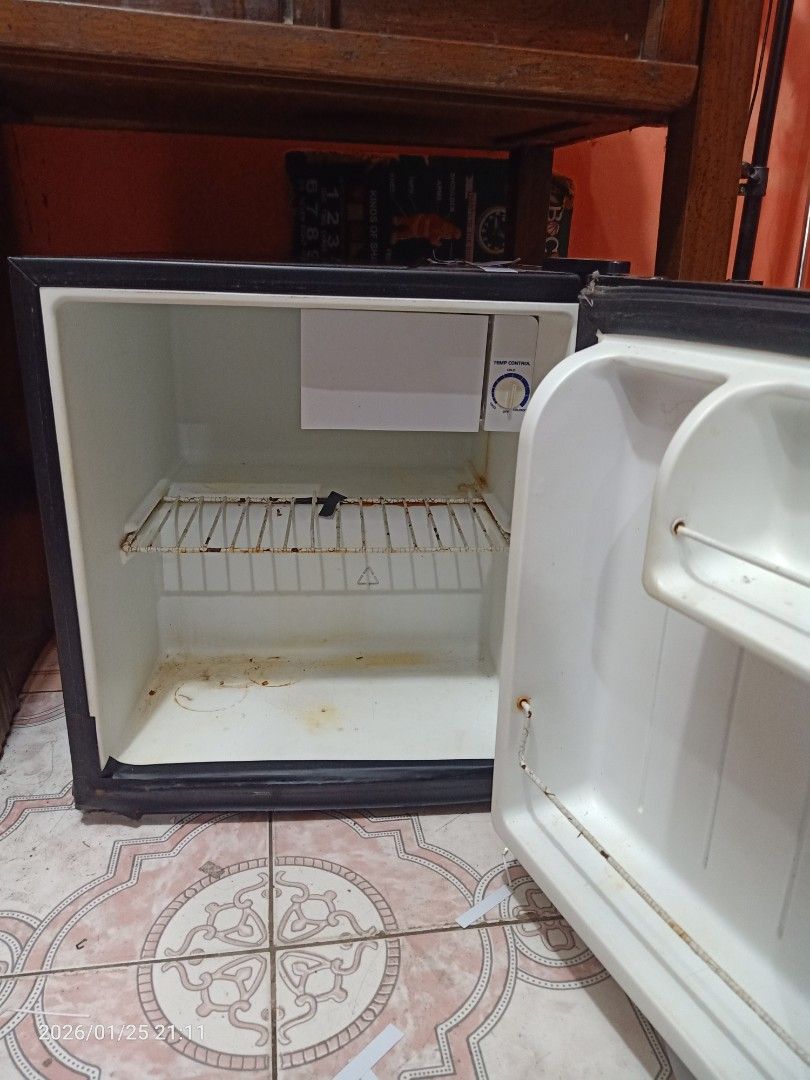 American Home Mini Fridge (Category: Refrigerators and Freezers) located in Bacoor. Submitted by mongrelfrox (Listing ID 1445926314, Image 2). Description: - Compact black mini fridge - Fully functional, works well - Door includes a convenient compartment - Ideal for dorm rooms, apartments, or small spaces - Reason for selling: No longer needed - condition: as pic shows.