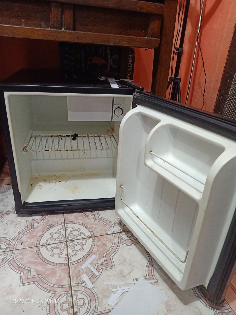 American Home Mini Fridge (Category: Refrigerators and Freezers) located in Bacoor. Submitted by mongrelfrox (Listing ID 1445926314, Image 3). Description: - Compact black mini fridge - Fully functional, works well - Door includes a convenient compartment - Ideal for dorm rooms, apartments, or small spaces - Reason for selling: No longer needed - condition: as pic shows.