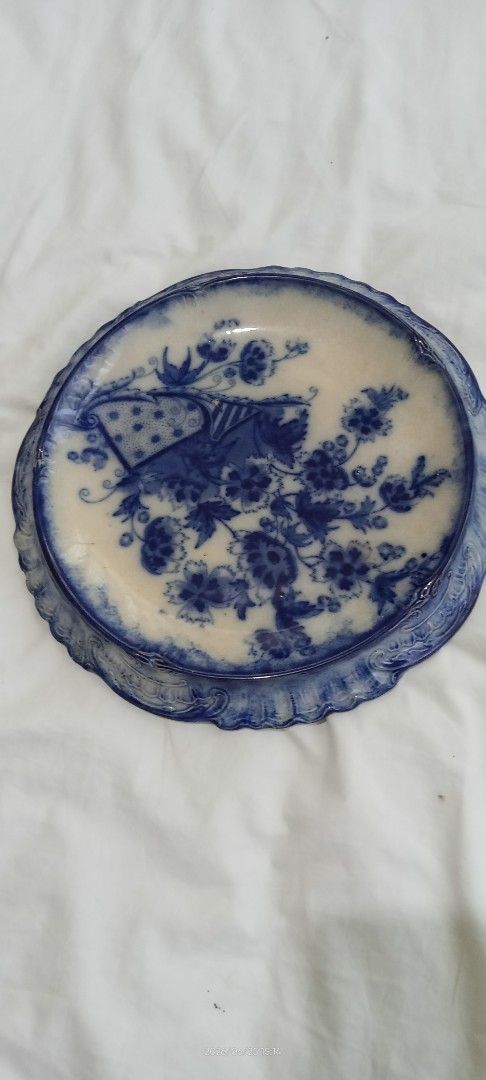 Antique Cake Plate Serving (Category: Dinnerware & Cutlery) located in Lemery. Submitted by sanapundar (Listing ID 1445910817, Image 1). Description: Vintage blue and white floral plate "Richmond" Smith &BinnallTunstall.