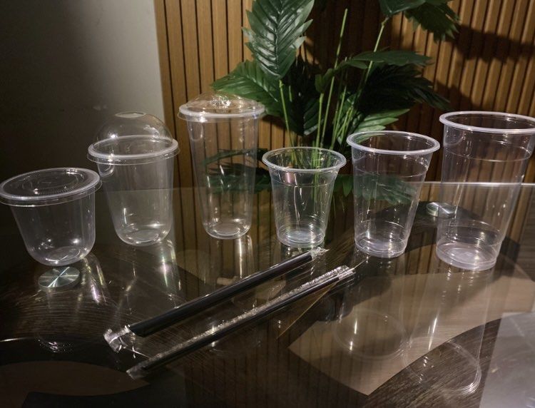 Assorted Clear Plastic Cups with Lids and Straws (Category: Coffee & Tea Tableware) located in Manila. Submitted by micahozawa58156 (Listing ID 1445978831, Image 1). Description: Milktea cups Tag 1k pieces with box of lids Libre ko na 2 box of straw.