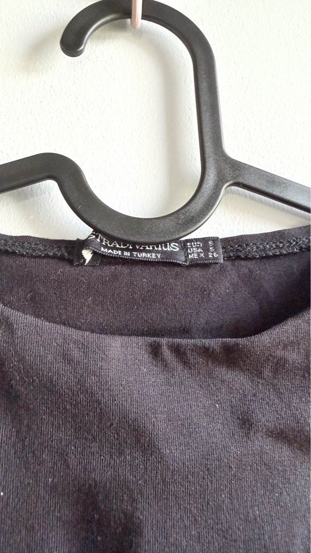 Black Stradivarius Sleeveless Crop Top (Category: Sleeveless) located in Paranaque City. Submitted by ownbynikki (Listing ID 1445849757, Image 2). Description: - Brand: Stradivarius - Style: Black sleeveless crop top - Size S - Slightly Used .