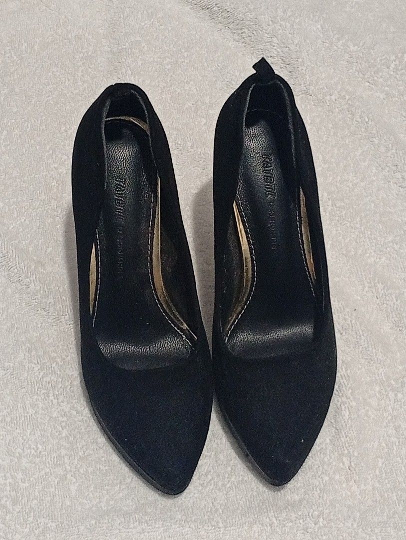 Black Suede Pointed Toe Heels (Category: Heels) located in Manila. Submitted by bloom.finds0 (Listing ID 1445944894, Image 1). Description: - Classic black suede heels - Pointed toe design - Comfortable for work or going out - Easy to pair with any outfit - Size 34-35 (can fit 36 if d malapad ang paa).
