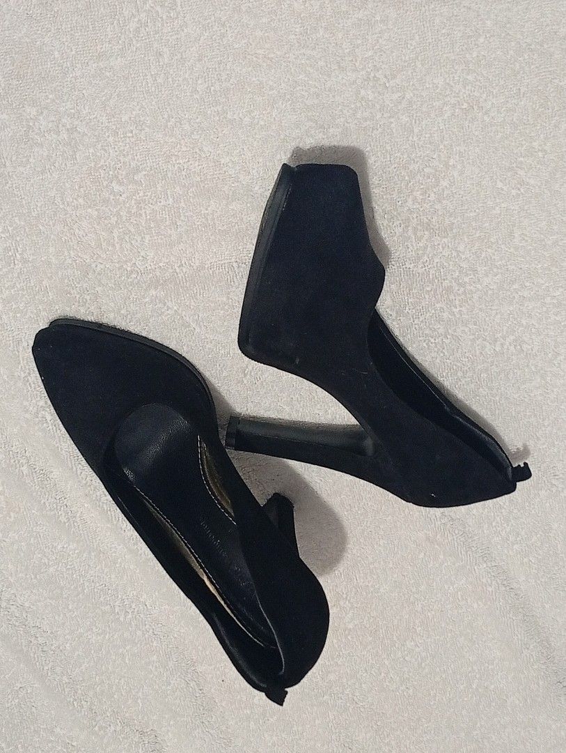 Black Suede Pointed Toe Heels (Category: Heels) located in Manila. Submitted by bloom.finds0 (Listing ID 1445944894, Image 3). Description: - Classic black suede heels - Pointed toe design - Comfortable for work or going out - Easy to pair with any outfit - Size 34-35 (can fit 36 if d malapad ang paa).