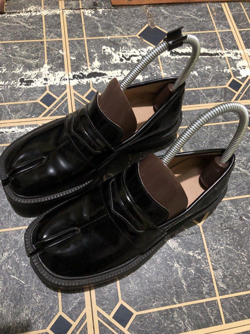 Black Tab Split Toe Platform Loafers (Category: Loafers) located in Manila. Submitted by thriftlangs_ig (Listing ID 1445819330, Image 1). Description: no any issue, nagamit lang once btw its fake i bought this for 2k+ online walang odor size 37 27 in cm PAYMENT FIRST PO SAINYO DF :) VIA LALAMOVE, J&T DEPENDE SA LOCATION NO REFUND POLICY.