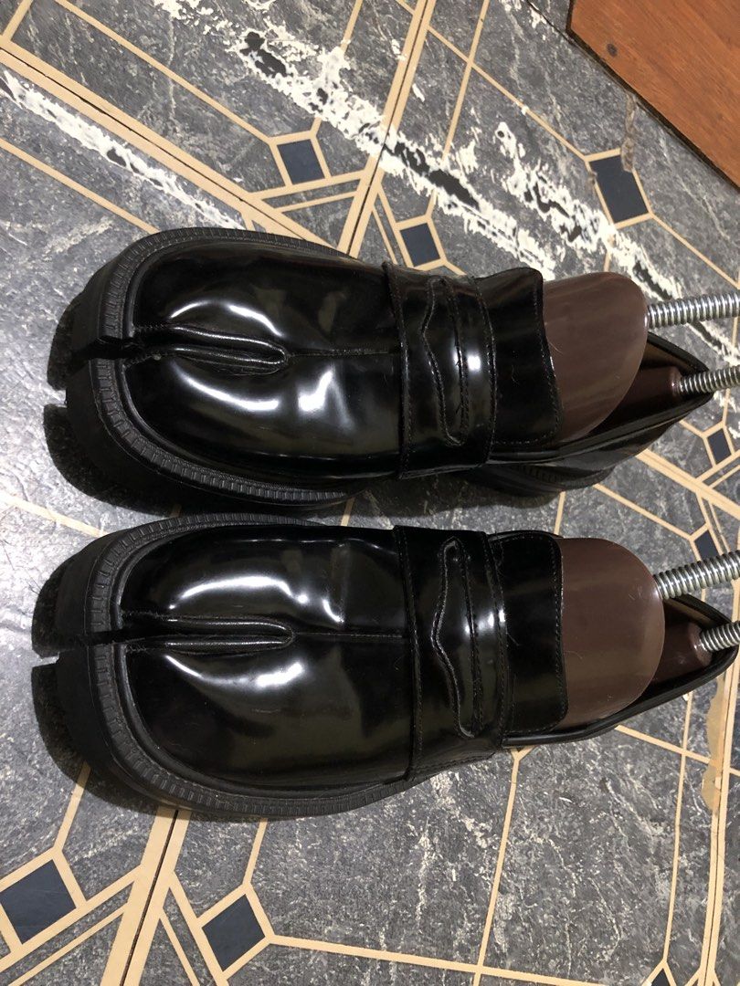 Black Tab Split Toe Platform Loafers (Category: Loafers) located in Manila. Submitted by thriftlangs_ig (Listing ID 1445819330, Image 3). Description: no any issue, nagamit lang once btw its fake i bought this for 2k+ online walang odor size 37 27 in cm PAYMENT FIRST PO SAINYO DF :) VIA LALAMOVE, J&T DEPENDE SA LOCATION NO REFUND POLICY.
