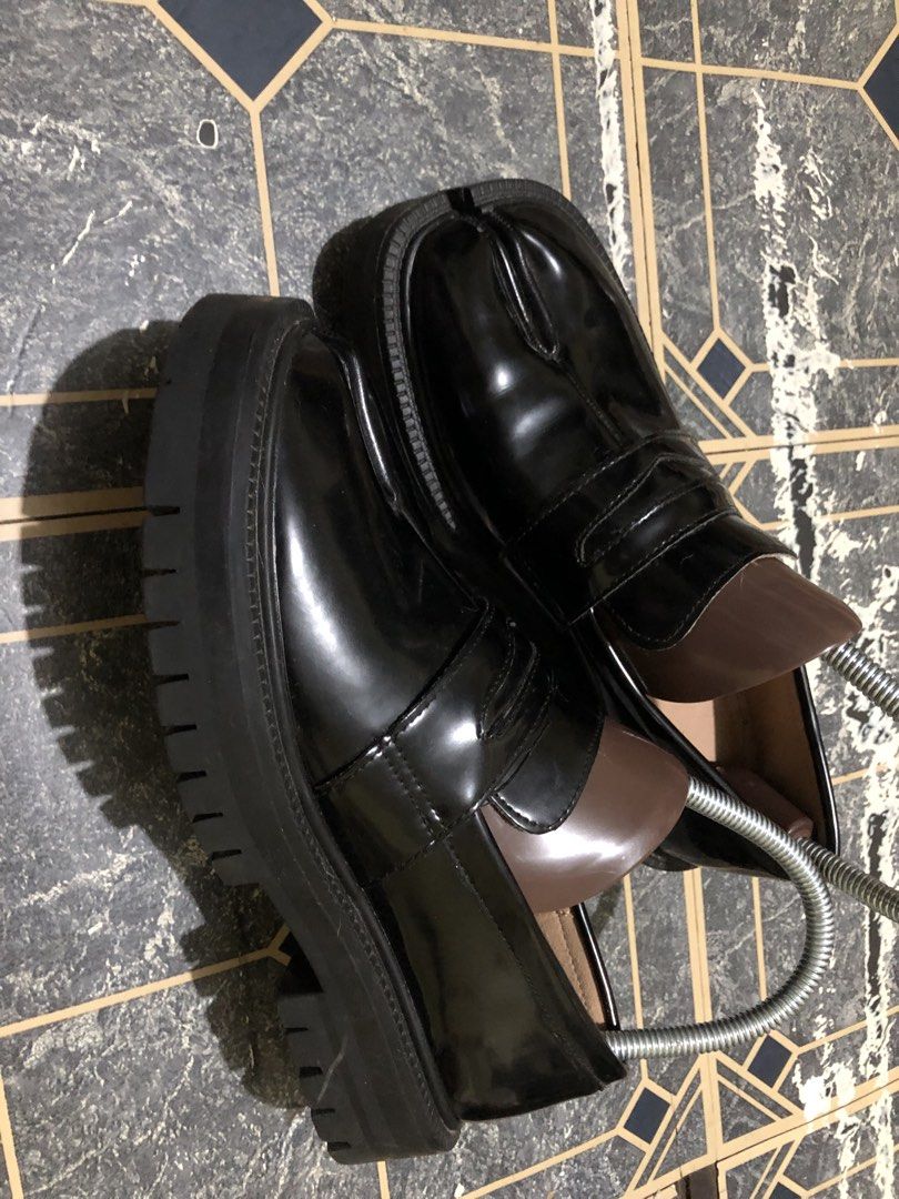 Black Tab Split Toe Platform Loafers (Category: Loafers) located in Manila. Submitted by thriftlangs_ig (Listing ID 1445819330, Image 2). Description: no any issue, nagamit lang once btw its fake i bought this for 2k+ online walang odor size 37 27 in cm PAYMENT FIRST PO SAINYO DF :) VIA LALAMOVE, J&T DEPENDE SA LOCATION NO REFUND POLICY.