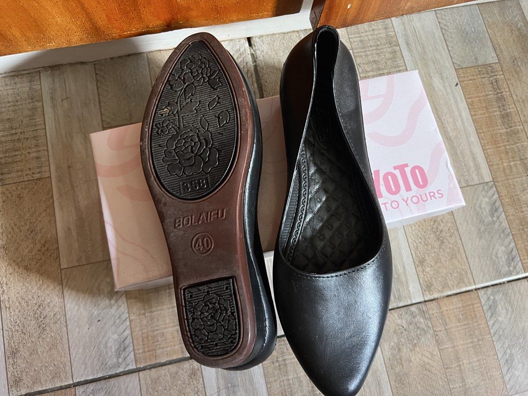 BOLAIFU Black Wedge Flats Size 40 (Category: Flats & Sandals) located in Manila. Submitted by aicalicious (Listing ID 1445841408, Image 3). Description: - Brand: BOLAIFU - Color: Black - Size: 40 - Style: Wedge Flats - Toe: Pointed - Includes: box Can do meet up or Lalamove .