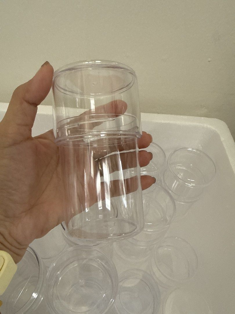 Brand new Clear plastic containers491701260738908164