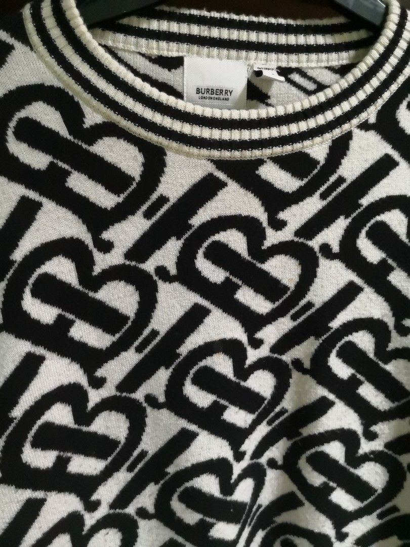 Burberry Monogram Knit Sweater (Category: Luxury Apparel) located in Pasay City. Submitted by olxph_247751200 (Listing ID 1445841385, Image 2). Description: - Authentic Burberry knit sweater - All-over black and white monogram print - Crew neck with striped trim - Long sleeves with striped cuffs - Cropped fit - Perfect statement piece for any outfit.