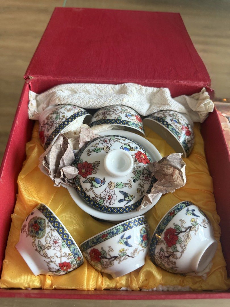 Chinese Porcelain Tea Set with Teapot and Cups
