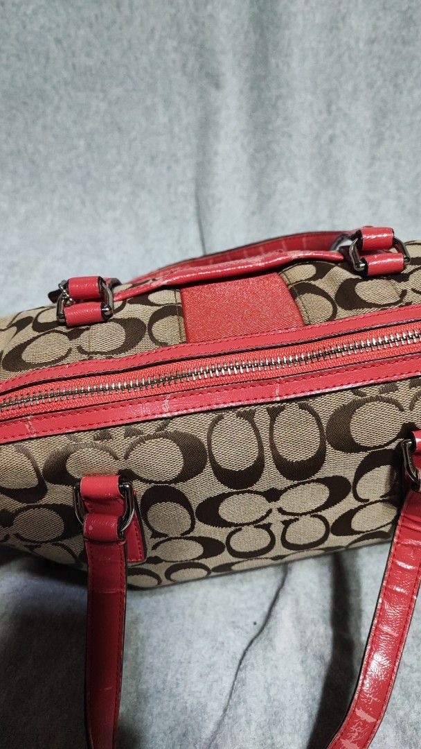 Coach boston bag (Category: Luxury Bags & Wallets) located in Baguio. Submitted by ozara.06 (Listing ID 1445807476, Image 2). Description: Coach boston bag Medium size Kayo na magpaganda 600.