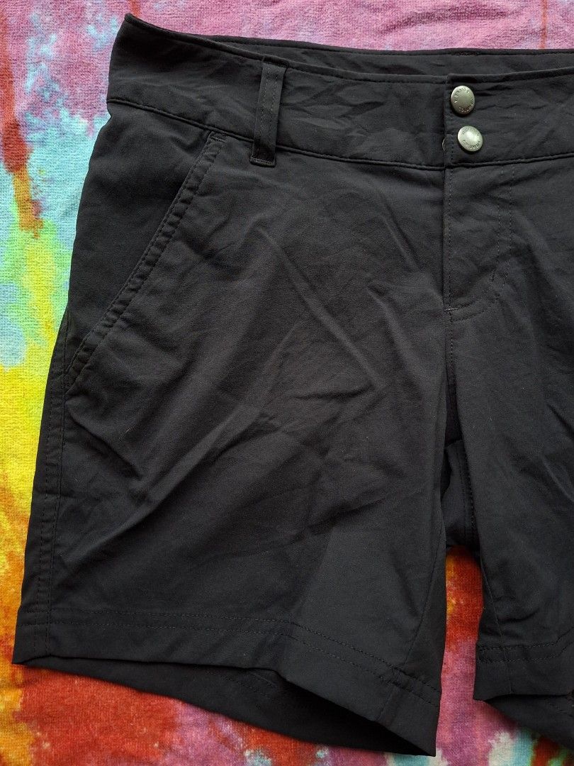 Columbia - 2 (women's) (Category: Activewear) located in Puerto Princesa. Submitted by thrinidad (Listing ID 1445971485, Image 2). Description: arrow trail short size 2 dimension (laid flat) waist 14.7" Length 13.7" outseam 6" inseam fits 29" waistline and above quick dry/stretch actual color black no damage/stain Disclaimer : I do not own nor claim to own the rights to any of the brand, logo and photo. Color may vary due to photographic lighting