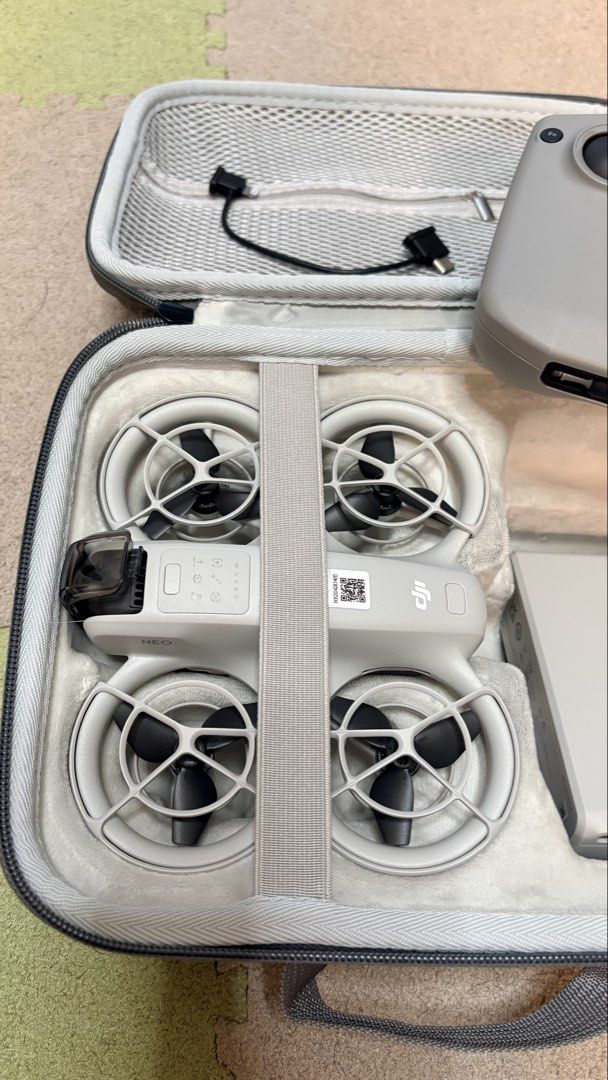 【包順豐】DJI Neo 航拍無人機 - 暢飛套裝 （分類：航拍）位於 Hong Kong。 由 change.js 提交（商品編號 1445898743，圖片 3）。簡介： DJI Neo 暢飛套裝（包含飛行器、3顆電池、槳葉保護罩等元件，以及 RC-N3 遙控器及其轉接線）。