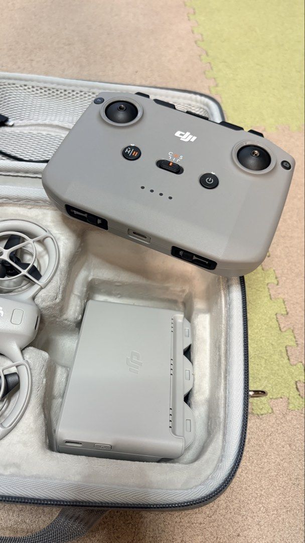 【包順豐】DJI Neo 航拍無人機 - 暢飛套裝 （分類：航拍）位於 Hong Kong。 由 change.js 提交（商品編號 1445898743，圖片 2）。簡介： DJI Neo 暢飛套裝（包含飛行器、3顆電池、槳葉保護罩等元件，以及 RC-N3 遙控器及其轉接線）。