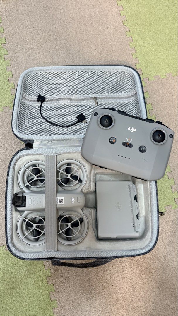 【包順豐】DJI Neo 航拍無人機 - 暢飛套裝 （分類：航拍）位於 Hong Kong。 由 change.js 提交（商品編號 1445898743，圖片 1）。簡介： DJI Neo 暢飛套裝（包含飛行器、3顆電池、槳葉保護罩等元件，以及 RC-N3 遙控器及其轉接線）。