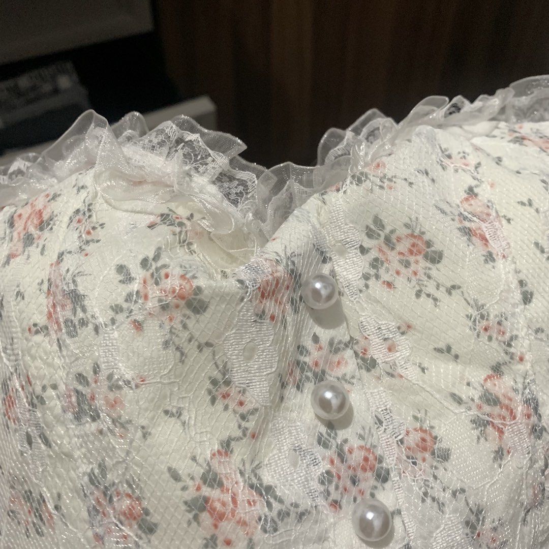 floral corset like top (Category: Sleeveless) located in Manila. Submitted by hersheysdeclutterz (Listing ID 1445960512, Image 1). Description: xs-s.