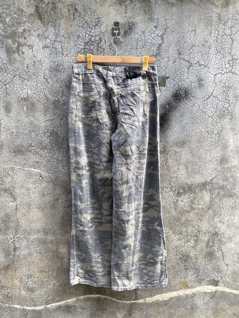 Fox Room Double Knee Camou Baggy Pants (Category: Jeans) located in Pasig City. Submitted by lumangkamisa (Listing ID 1445805852, Image 3). Description: Fox Room Double Knee Camou Baggy Pants Waist: 30-32, Length 42.5 Thigh: 12, Leg Hole: 11.5 Super Baggy Medyo faded na yung pagka camou Php 1,200 First to comment/dm “mine” basis. .
