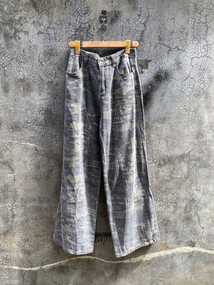 Fox Room Double Knee Camou Baggy Pants (Category: Jeans) located in Pasig City. Submitted by lumangkamisa (Listing ID 1445805852, Image 2). Description: Fox Room Double Knee Camou Baggy Pants Waist: 30-32, Length 42.5 Thigh: 12, Leg Hole: 11.5 Super Baggy Medyo faded na yung pagka camou Php 1,200 First to comment/dm “mine” basis. .