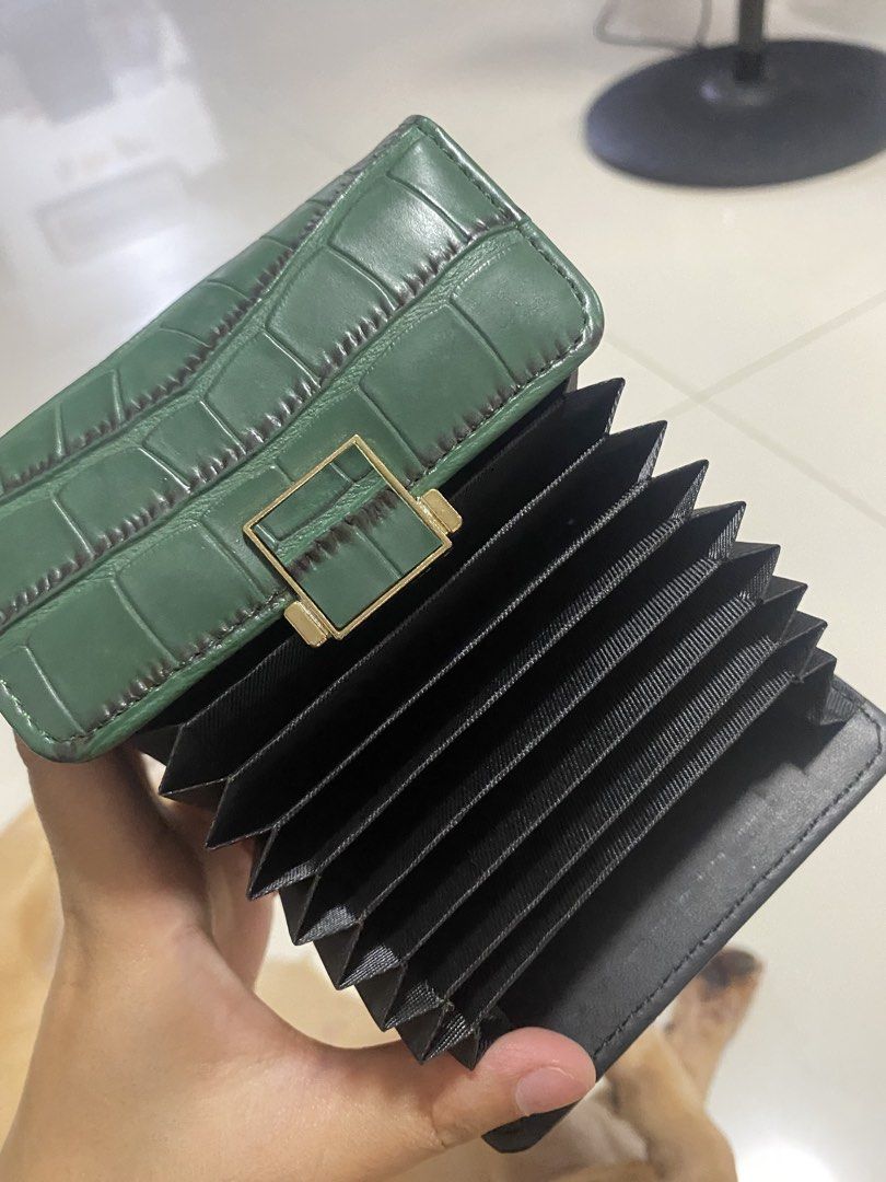 Green croc card holder (Category: Wallets & Card holders) located in Manila. Submitted by clarawears (Listing ID 1445805623, Image 2). Description: Free for purchases 150 above.
