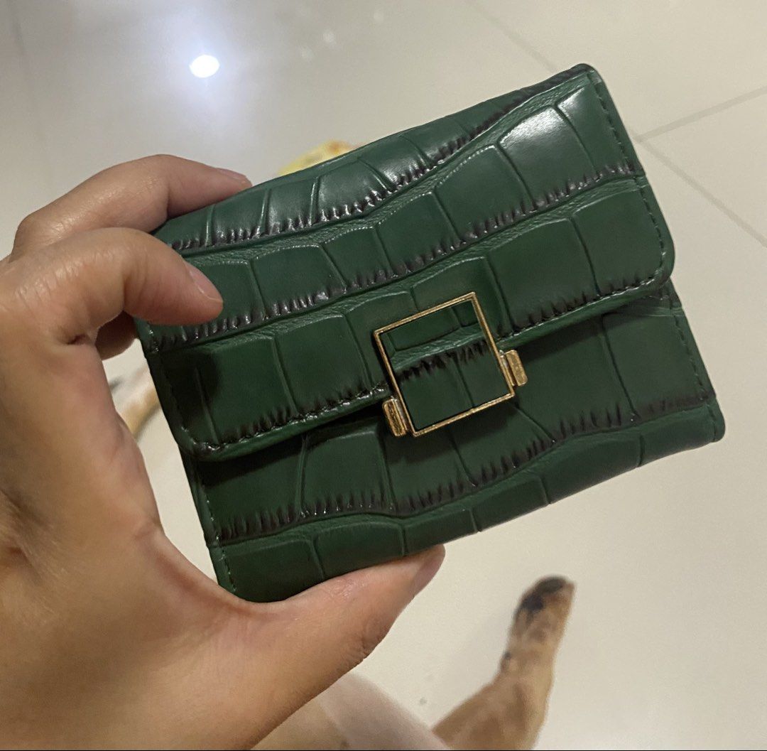 Green croc card holder (Category: Wallets & Card holders) located in Manila. Submitted by clarawears (Listing ID 1445805623, Image 1). Description: Free for purchases 150 above.