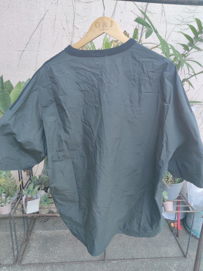 GU Silhouette Shirt (Category: Tshirts & Polo Shirts ) located in Pasig City. Submitted by ftwind (Listing ID 1445868739, Image 2). Description: - Dark grey and black - different fabric used for frint and back design - Unique patchwork design on sleeves and hem - Single chest pocket - Relaxed fit.
