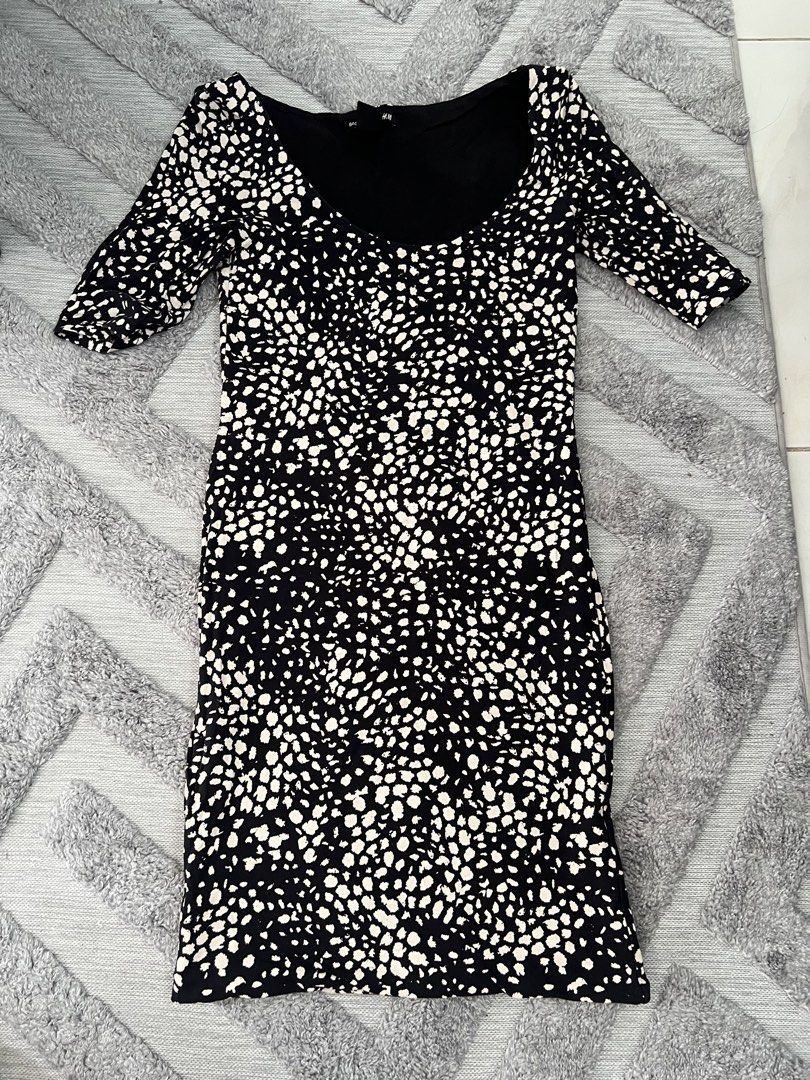H&M Basic Black & White Print Bodycon Dress XS (Category: Dresses) located in Dasmarinas. Submitted by shoptinyframe (Listing ID 1445803881, Image 1). Description: - Brand: H&M - Color: Black with white abstract print - Style: Short sleeve, scoop neckline, bodycon fit - Material: Stretchy fabric - Versatile: Great for casual wear or dressing up.